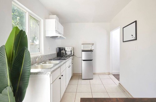 Tower District House | Del Mar Studio · Charming Studio I 600Mbps Walk to Tower District