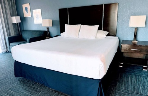 Old Towne Hotel | Deluxe King Room with Balcony, Free Breakfast and Parking Near Seal Beach Pier