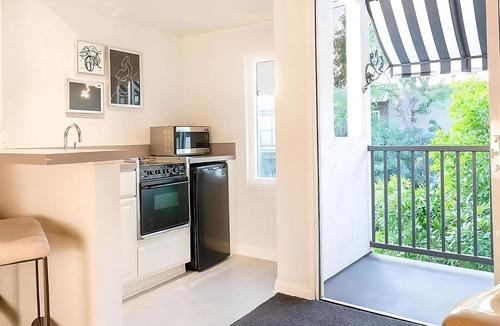 Norma Triangle Hotel | Deluxe King Suite near Beverly Hills with Rooftop Pool & City Views