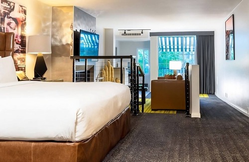 Norma Triangle Hotel | Deluxe King Suite near Beverly Hills with Rooftop Pool & City Views
