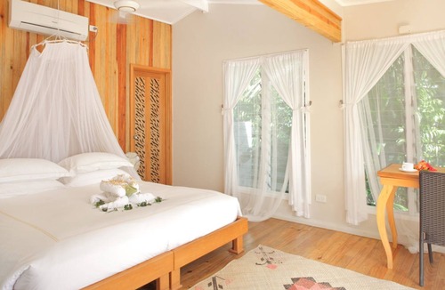 Na Sau Bay House | Deluxe Oceanfront Bure with en-suite Bathroom