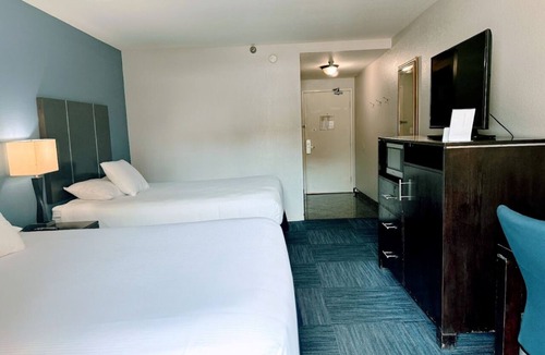 Old Towne Hotel | Deluxe Two Queen Room with Balcony, Free Breakfast and Parking Near the Pier