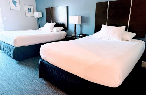 Old Towne Hotel | Deluxe Two Queen Room with Balcony, Free Breakfast and Parking Near the Pier