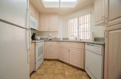 Palm Desert Apartment | Desert Breezes Resort 2 Bedroom Apartment with Resort Access