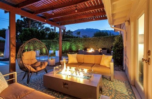 Sunrise Vista Chino House | Desert House-A Relaxing Mid-Century Oasis