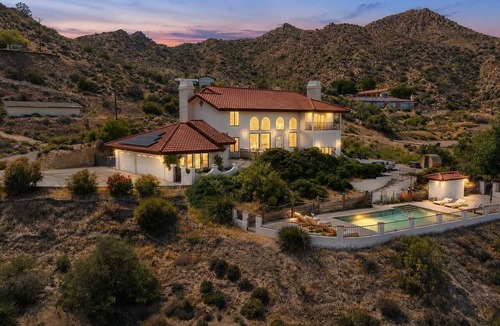 Yucca Valley Villa | Desert Sunsets Wellness Villa - Pool, Sauna, Spa, Pool Table, Firepit, Yoga, Steam Room & Stunning Views