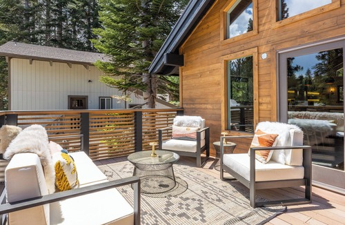 Mammoth Lakes House | Designer Mountain Chalet + Monthly Rental Only + Walk to Village + Ski Back