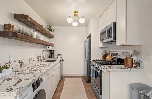 Kensington House | Designer Oasis with Hot Tub, Firepit, BBQ, Sleeps 6