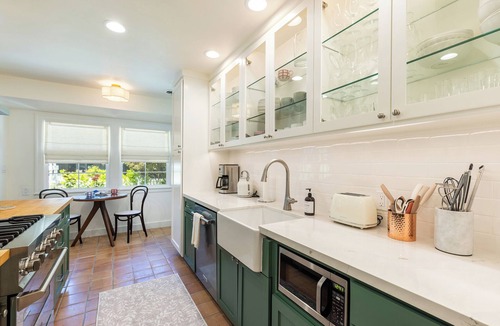 St. Helena House | Designer Saint Helena Home! Easy Walk to Downtown!