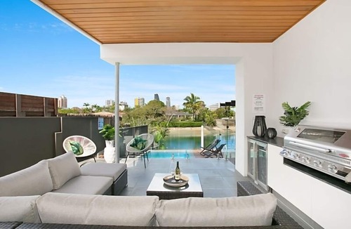 Broadbeach Waters House | DESIGNER WATERFRONT HOME WITH ROOFTOP DECK & 360 DEGREE VIEWS!