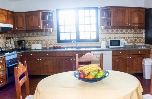 Quarteira Villa | Detached villa with private pool 1.5 km from Vilamoura marina