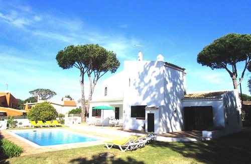 Quarteira Villa | Detached villa with private pool 1.5 km from Vilamoura marina