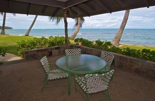 Waialua House | Directly Beachfront | Country Cottage