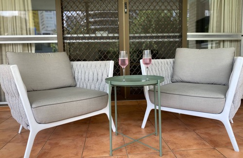 Broadbeach House | Discover the perfect retreat for families and pets alike in the heart of Broadbeach.