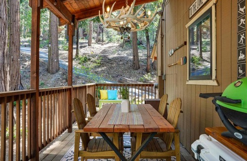 Dorrington House | Dog-Friendly Cabin 3 Mi to Big Trees State Park!