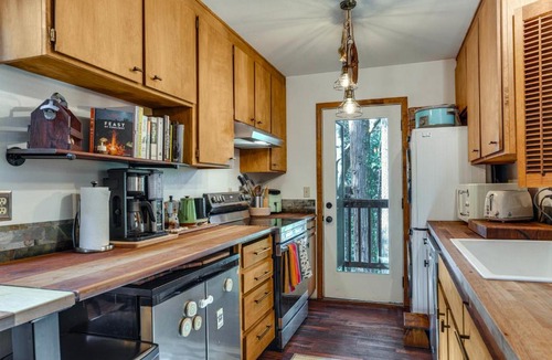 Dorrington House | Dog-Friendly Cabin 3 Mi to Big Trees State Park!