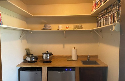 Three Rivers Apartment | DOG FRIENDLY STUDIO APARTMENT WITH GREAT VIEWS - 2 MILES TO PARK.