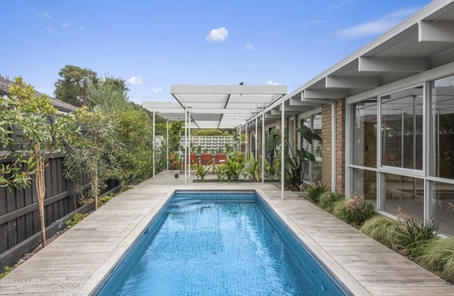 Rye House | Dolphin – Solar heated pool, 1km walk to the bay