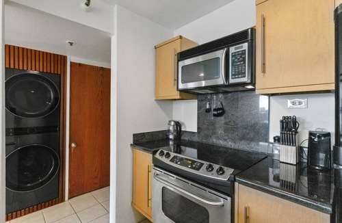 Downtown Honolulu Apartment | Downtown Honolulu AC, W/D, Free Parking, Kitchen