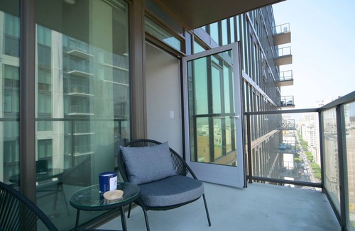 Downtown Apartment | Downtown LA Premier High Rise, Modern Vibe