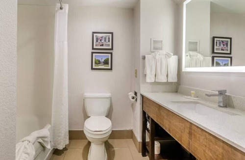 Downtown Sacramento Hotel | Downtown Sacramento King Suite w/Breakfast & Pool