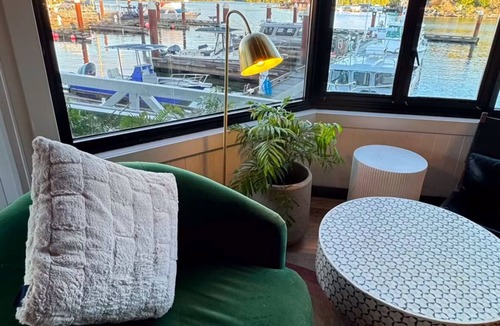 Tofino House | Downtown Tofino Bungalow-Tonquin, Restaurants, Tours