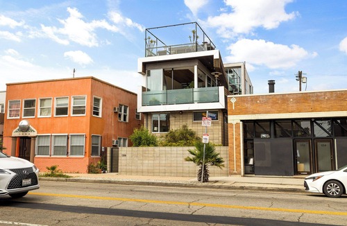Venice House | Dreamy Venice Beach 5BR House with Rooftop & Steps to Beach