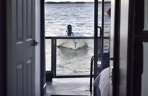 Steiglitz Boat Rental | Drift Flotel - Luxury Houseboat Experience