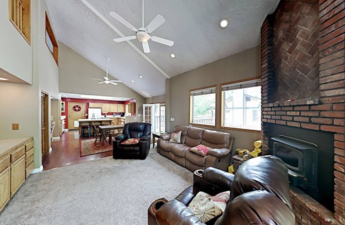Fox Farm House | Dual-Suite Golf Getaway | Hot Tub, Pool Table, Putting Green & Golf Net