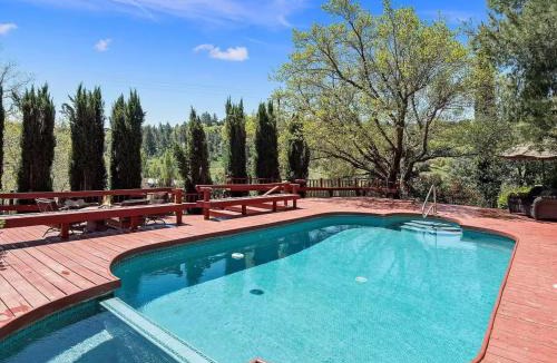 Julian Hotel | Eaglenest Inn with Pool & Seasonal SPA