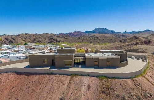 Parker Strip House | Eagles Lair, Poolside Luxury!