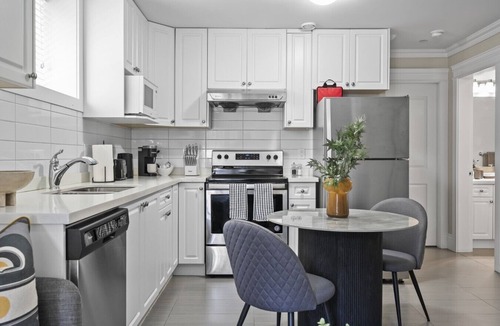 Fraserview House | East Van 1BD/1BA Basement Suite |Near Central Park