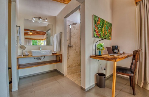 Playa Tortuga Hotel | El Castillo - Spacious 10-bedroom river and ocean front hotel