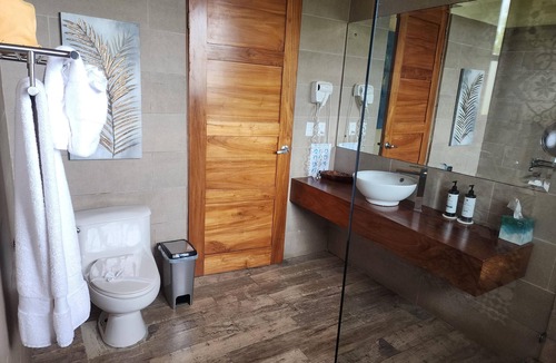 Playa Tortuga Hotel | El Castillo - Spacious 10-bedroom river and ocean front hotel