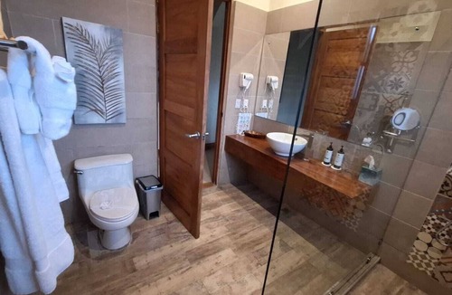 Playa Tortuga Hotel | El Castillo - Spacious 10-bedroom river and ocean front hotel