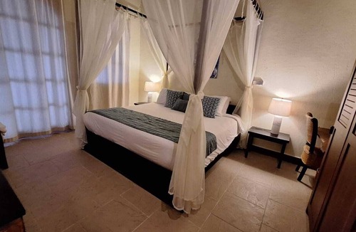 Playa Tortuga Hotel | El Castillo - Spacious 10-bedroom river and ocean front hotel