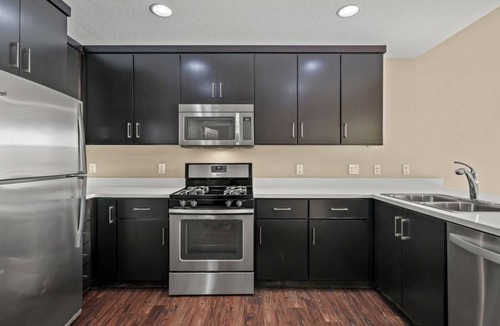 Pilgrim - Triton Condo | Elegant 2BR Plaza Residence w Pool
