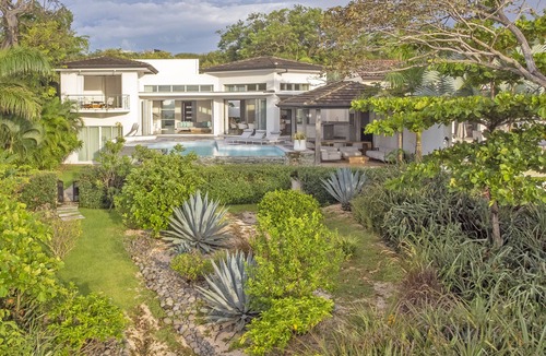 Playa Langosta Villa | Elegant Beachfront Villa w/private pool, gym, breakfast & Housekeeping
