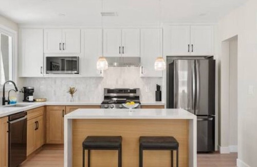 The Plaza House | Elegant Oasis | Heated Pool & Spa | 5mi to Beach