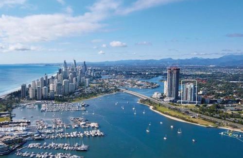 Southport Apartment | Elegant Splendor 3 bedroom Apartment with Tram Access