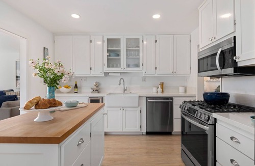 East Mesa House | Elevated Seaside Escape with Charming Interior & Relaxing Outdoor Spaces