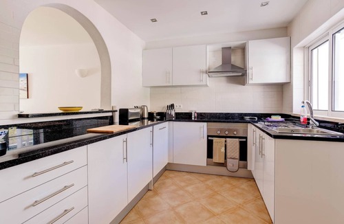 Mato Serrao Apartment | Elizabeth Modern Apartment in the Heart of the City