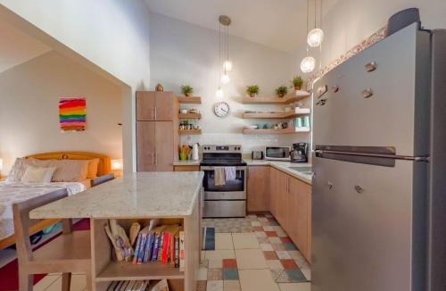 Coco House | Emerald Haven Second Floor Studio Mins From Beach