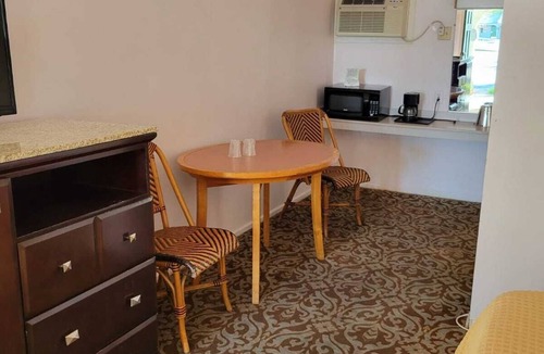 Blythe Hotel | Emerald Inn & Lounge