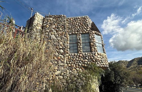 Springville House | Enchanting Castle with Nature View to Relax
