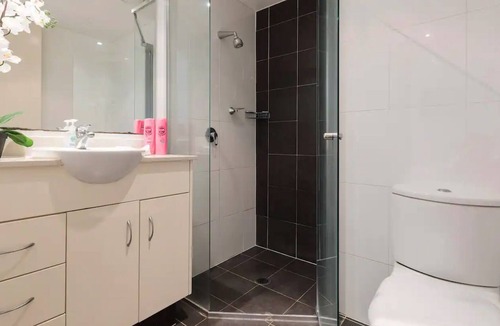 Southport Apartment | Enjoy Cozy Comfort and Modern Convenience in our Perfectly Equipped Apartment