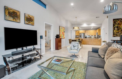 Chino Canyon House | Enjoy the MorningSun in a Stylish Townhouse with Private Spa & Putting Green