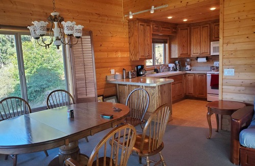Julian House | Enjoy the spectacular views from the balcony and cabin at this mountain location