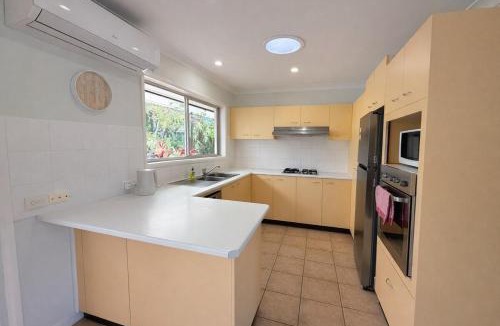 Springwood House | Entire 4 bedroom House easy to BNE & Gold Coast