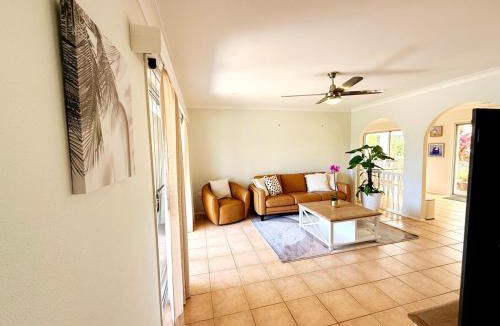 Springwood House | Entire 4 bedroom House easy to BNE & Gold Coast